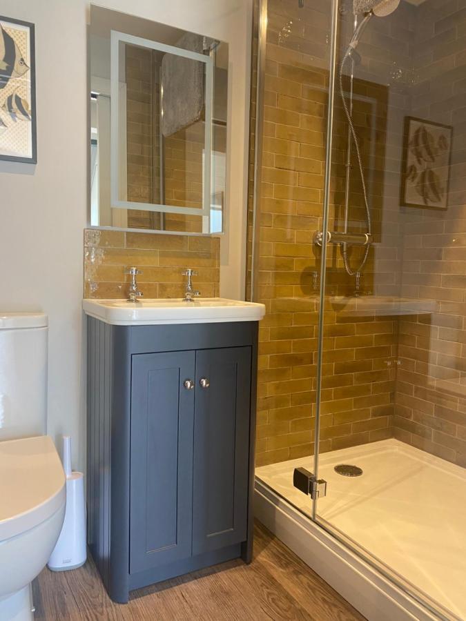 Stylish One Bedroom Cotswold Coach House Тетбері Екстер'єр фото